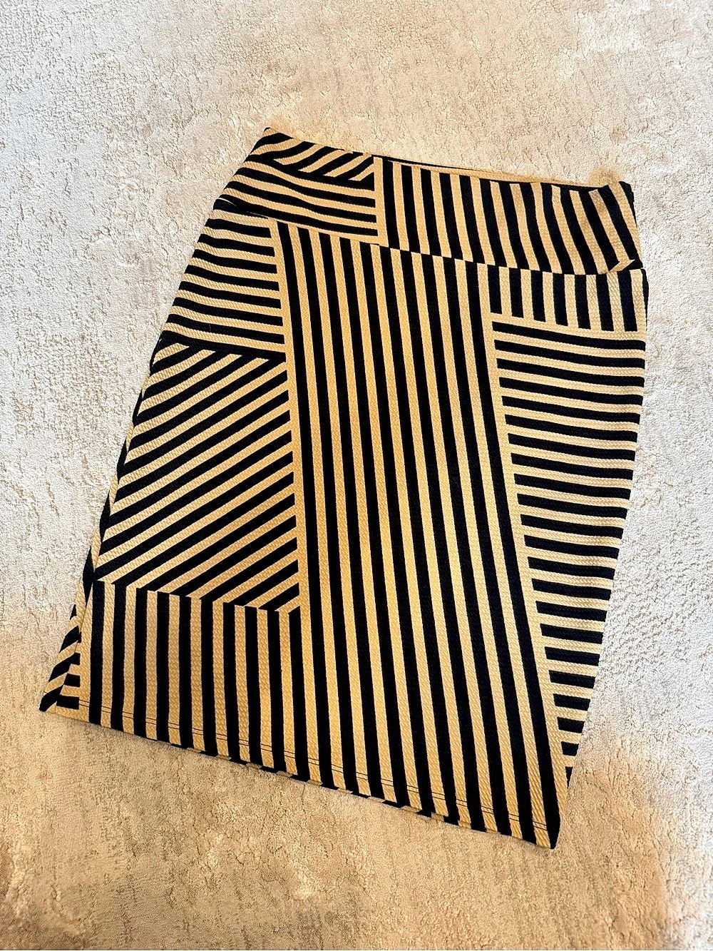 LuLaRoe Cassie Geometric Pencil Skirt in Black & Tan Medium